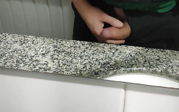 Gui videos: Ejaculação de sargeant na pia do banheiro