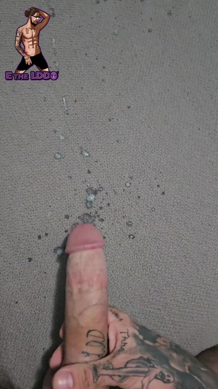 E the Long Dick Daddy: 纹身壮男在毯子上吹遍脂肪