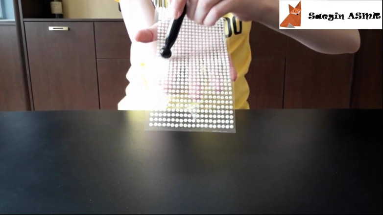Saegin: 2[ASMR] Arranhando strass (sem falar)