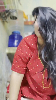 Hermosa Mami me sedujo mientras cocinaba en la cocina - sexo caliente