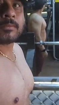Entrenamiento de hombre caliente en el gimnasio