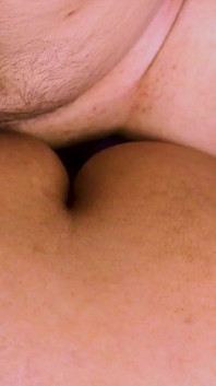 Deux jeunes femmes sexy partagent un mari pour profiter toute la nuit