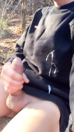 Idmir Sugary: Éjaculation énorme sur une chemise noire dans le parc