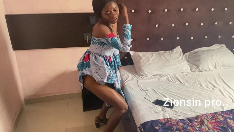 Zion: Awek eboni hitam striptis