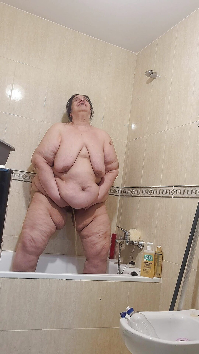 Palmira Gordi will take a relaxing shower to calm her naughty pussy (Cool Marina)