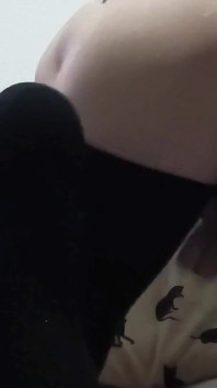 Jovem trans se masturba sozinha em seu quarto até ejaculação