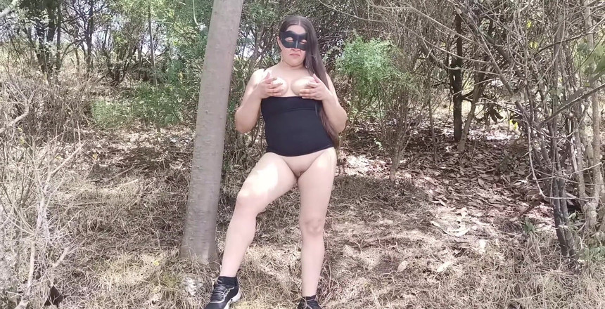 Valery Saenz xxx: 시오후키로 숲에서 자위 - 창녀야