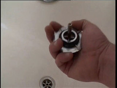 Slutty Teenies: 甘い十代の小さなおっぱいdildoing滑りと吸いディックの浴室