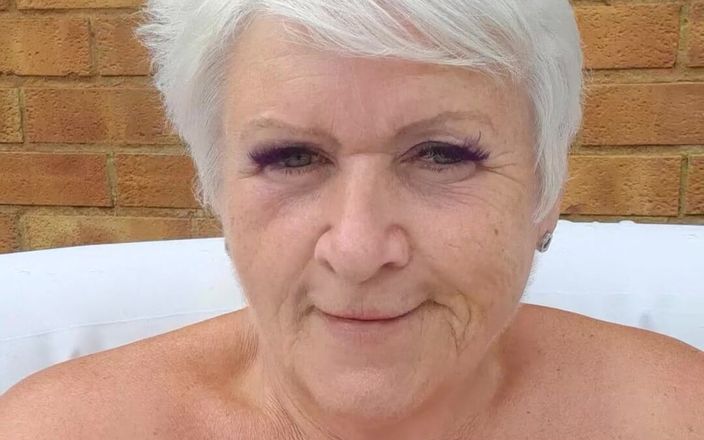 Uk Joolz: Izinkan aku memperkenalkanmu ke bak mandi air panas baruku! Oh,...