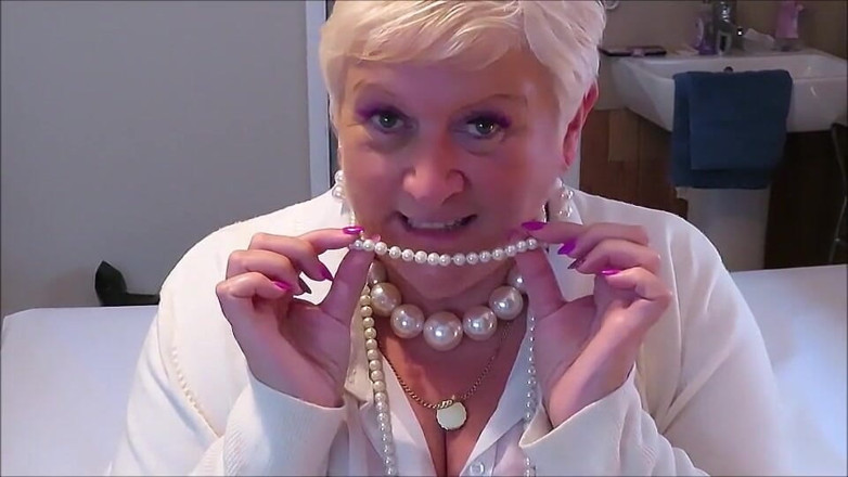 Uk Joolz: Feeling naughty with her pearl necklace