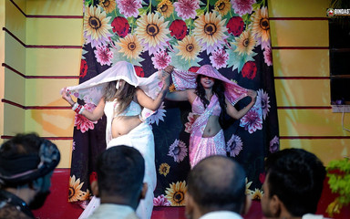 Cine Flix Media: Desi Bihari Chapri Live nackte tanzshow mit dem heißen mädchen...