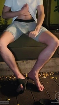 Twink amator în Adilette Sandals se udă în grădină și își scoate pula afară