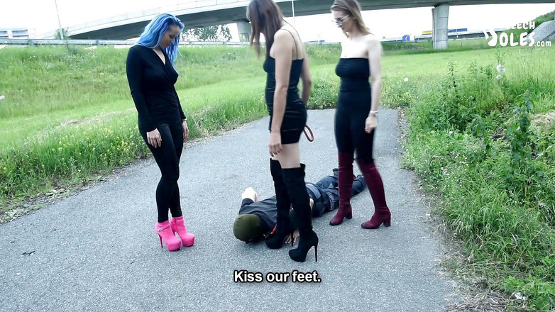 Czech Soles - foot fetish content: Cammina una schiava del piede fuori con i suoi 2 amici