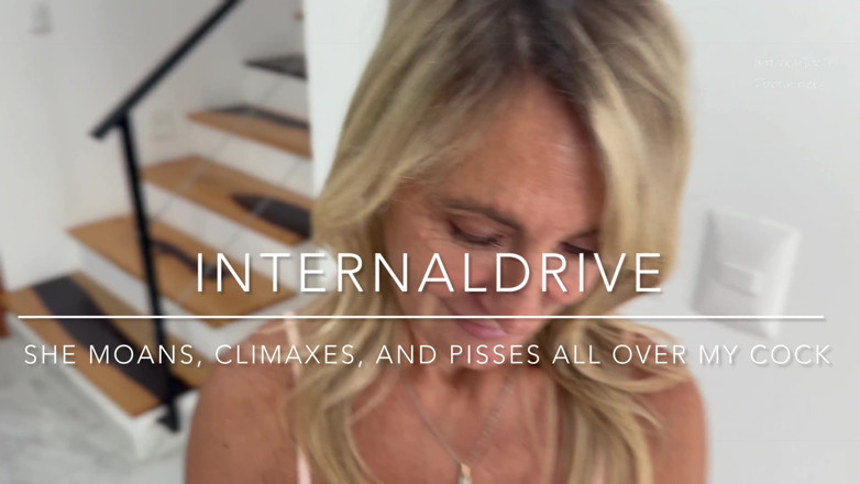 InternalDrive: Lei Geme Raggiunge L'orgasmo E Piscia Dappertutto Sul Mio Cazzo.