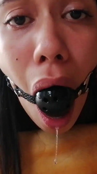 Brünette im hogtie mit klebeband