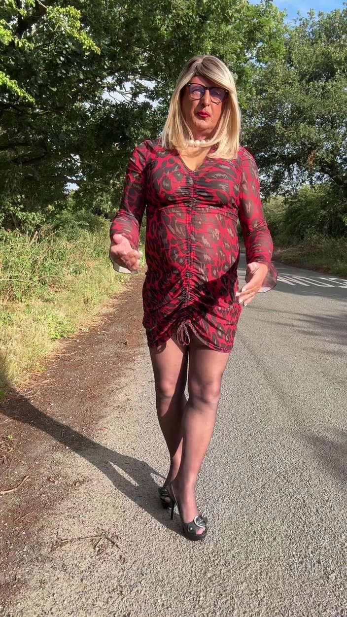 Kellycd2022: Sexy travestiet Kellycd2022 geniet van een middagrit een kleine pitstop-pauze