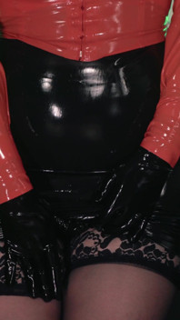 Video strap-on lateks femdom - permainan kasar!