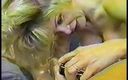 A Lesbian World: Kåt blond klit-licker leker med sin flickväns tajta rakade fitta