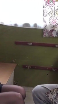 Dojrzała burżuazja twardy anal zerżnięta na zewnątrz przez gardernera