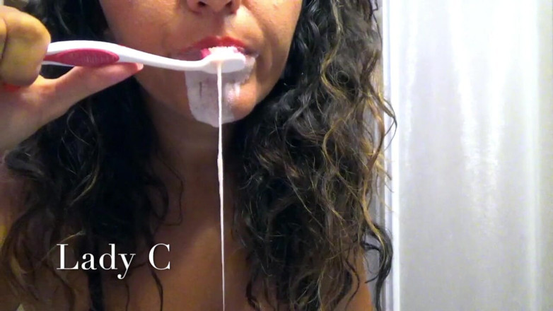 Lady Claudia: Lavami i denti