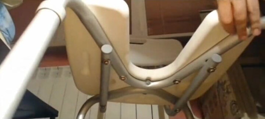 Putarankahotmilf: Assis sur la chaise des toilettes, les deux trous jouent...