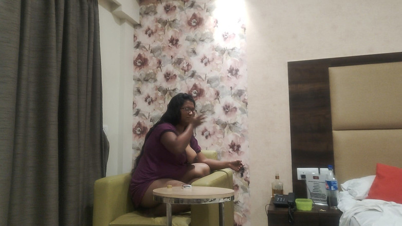 Hindi-Sex: 曲がりくねったインドの女の子は椅子の上の猫と遊ぶ