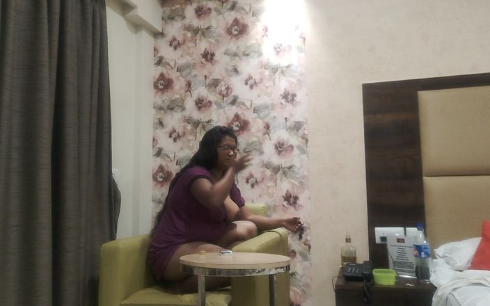 Hindi-Sex: 曲がりくねったインドの女の子は椅子の上の猫と遊ぶ