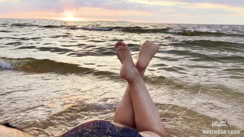 Mistress Legs: Beautiful Wrinkled Soles and Toes Wiggling Against the Backdrop of...