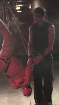 에로 본디지의 밀프 일시 중단: 격렬한 BDSM 서스펜션과 스릴