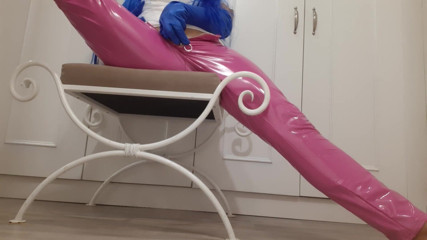 Milfs intimmedia: Fat Stepmommy playing with pussy in latex leggins