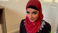 Aaliyah Yasin: Aaliyah Yasin se snaží polykat sperma svých nevlastních bratrů