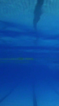 Indoor öffentlicher pool solo unbeschnitten nackter fitter mann schwimmt