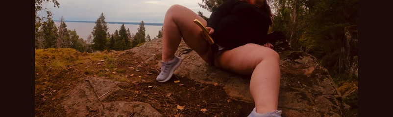 Dirty barbie: Milfka má orgasmus venku