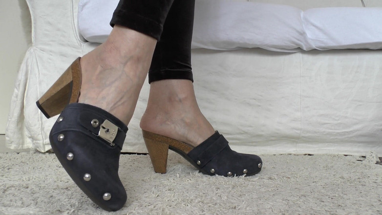 Lady Victoria Valente: Sandal Kayu Biru, Sabot, Lady Victoria Valente