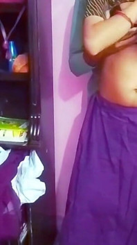 Desi Bhabhi maakte haar man blij door een paarse Sari te dragen