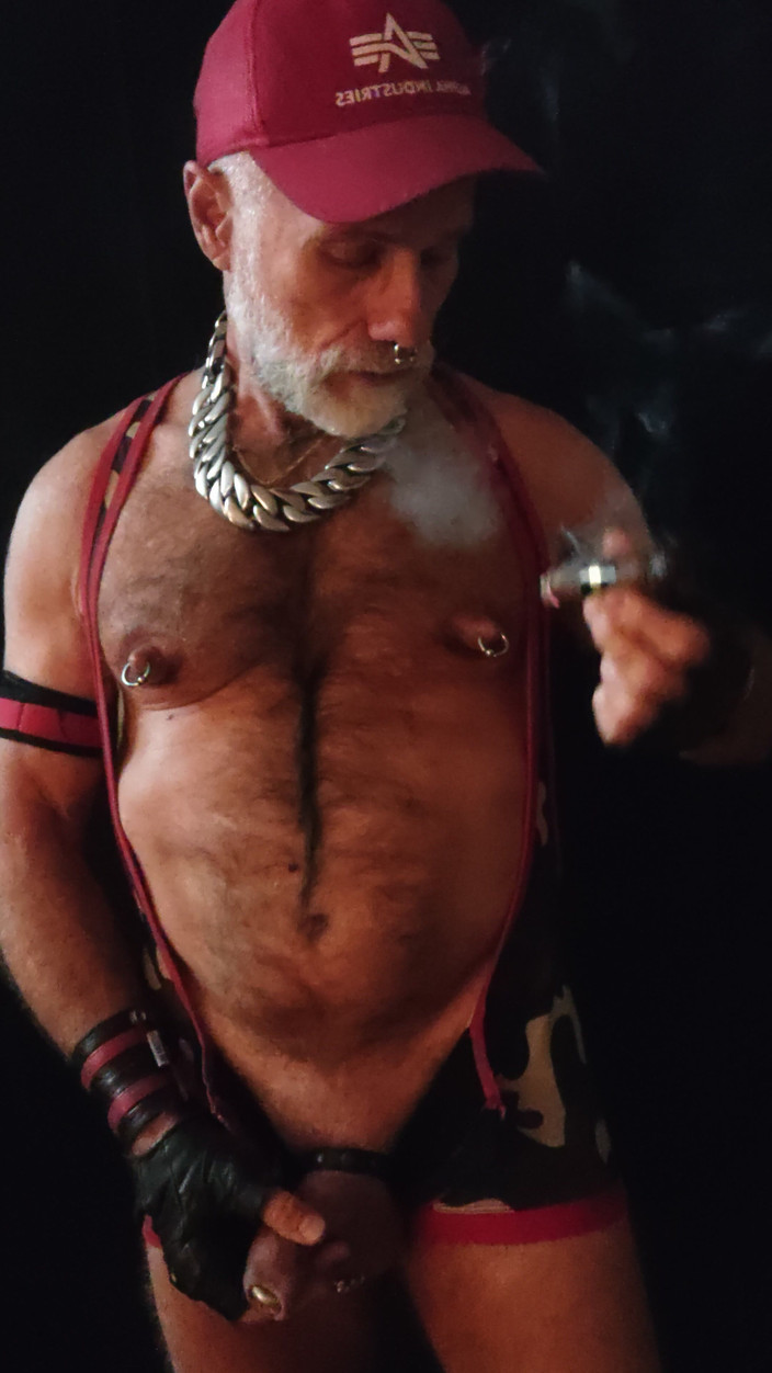 MusclesCigarsFFPig: Зализывание сосков во время курения