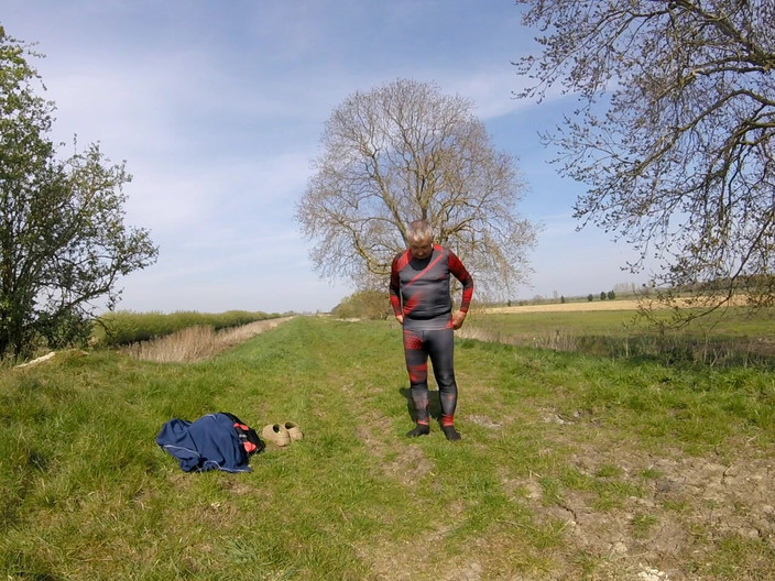 Andy: Venku na mém kole Jízda na břehu řeky v krásný den