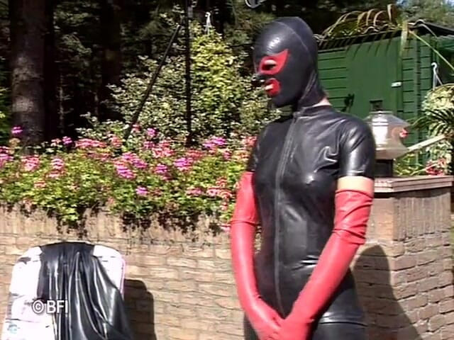 House of lords and mistresses in the spanking zone: La mujer de cuero se domina al aire libre