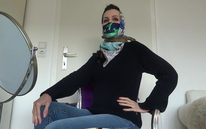 Lady Victoria Valente: Masker kain sunyi dan headscarf dengan sweater dan celana jins...