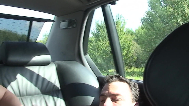 Cum Outdoor: Blowjob tak malu di mobil mengemudi