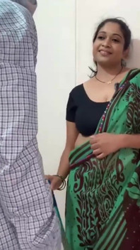ホットなインド人男は、彼女が一人で家にいるときに彼の友人の継母と初めてのセックスをしています