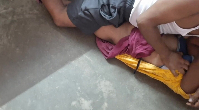 Sumaj: Pasangan Kolej India menikmati kongkek di rumah