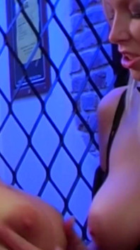 Amcık yalayan sarışın bebek kız arkadaşının amını oynuyor