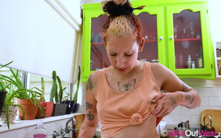 Girls Out West: Татуйована аматорська Ріа відтягує свої трусики, щоб стимулювати її волохату пизду вібратором
