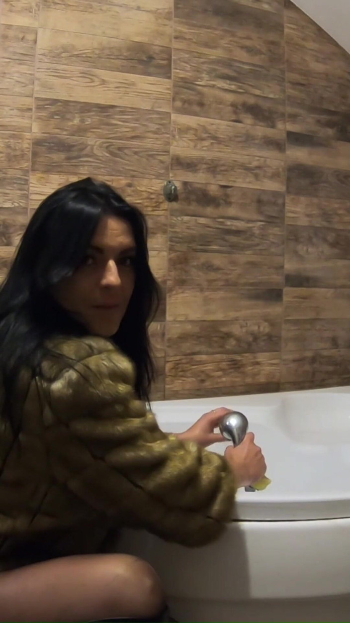 MilfyCalla: Can I Clean Your Bathtub Like This?