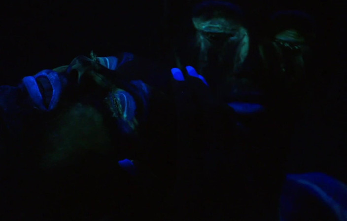 Radical Lesbian: fluorescerende lichaamsverf meisjes.