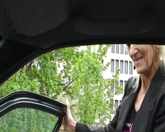 Babcia jest bardzo otwarta ... zostaje zerżnięta na parkingu!