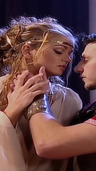 Roman Matron šuká do zadku s vojákem, zatímco její manžel ji sleduje