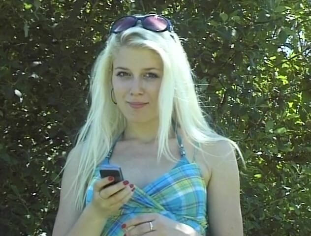 Flash Model Amateurs: Blond nastolatka na zewnątrz zmysłowa scena solo na zewnątrz