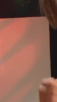 Güzel masöz kışkırtıcı bir eteğe sahip, ona iyi bir sakso çekiyor ve sonra götüne alıyor
